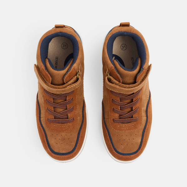 حذاء رياضي باللون البني، عالي الرقبة وبشريط سكرتش، للفتيان